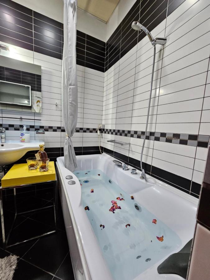 Center Apartment Easy_Luxury Tirana Bagian luar foto
