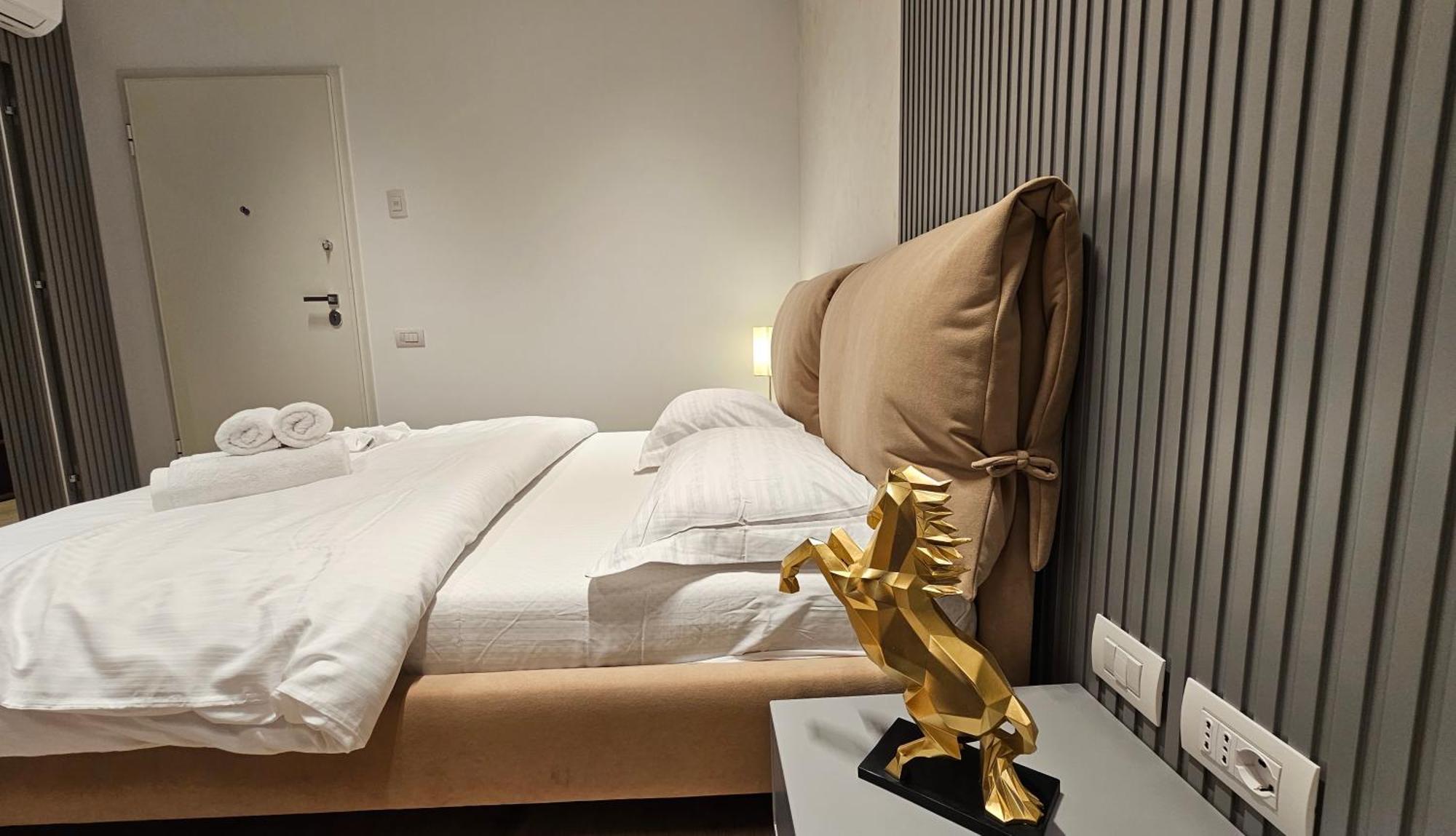 Center Apartment Easy_Luxury Tirana Bagian luar foto