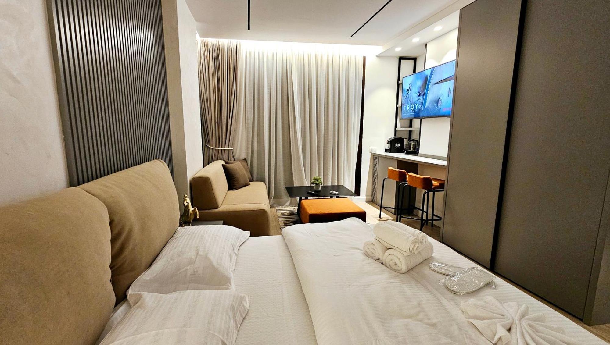 Center Apartment Easy_Luxury Tirana Bagian luar foto