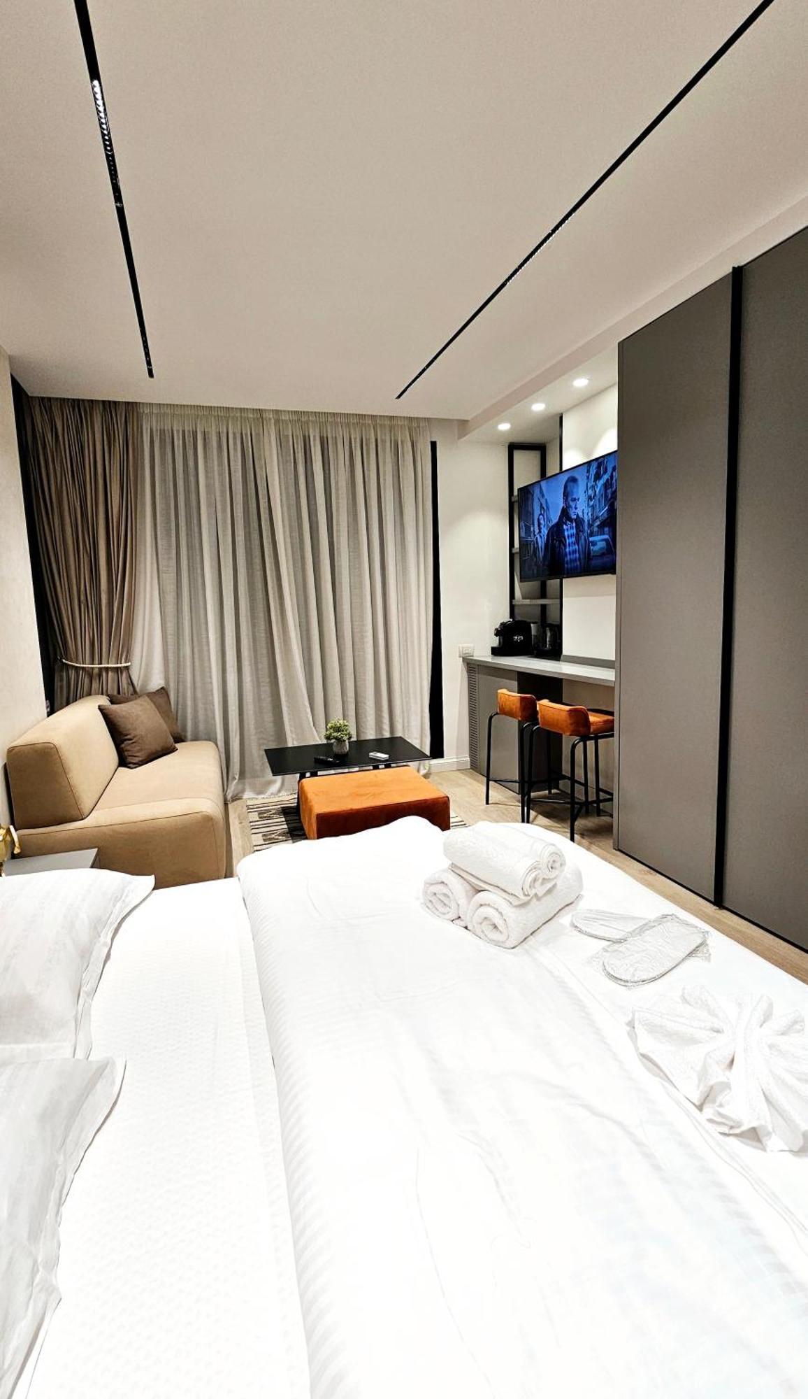 Center Apartment Easy_Luxury Tirana Bagian luar foto