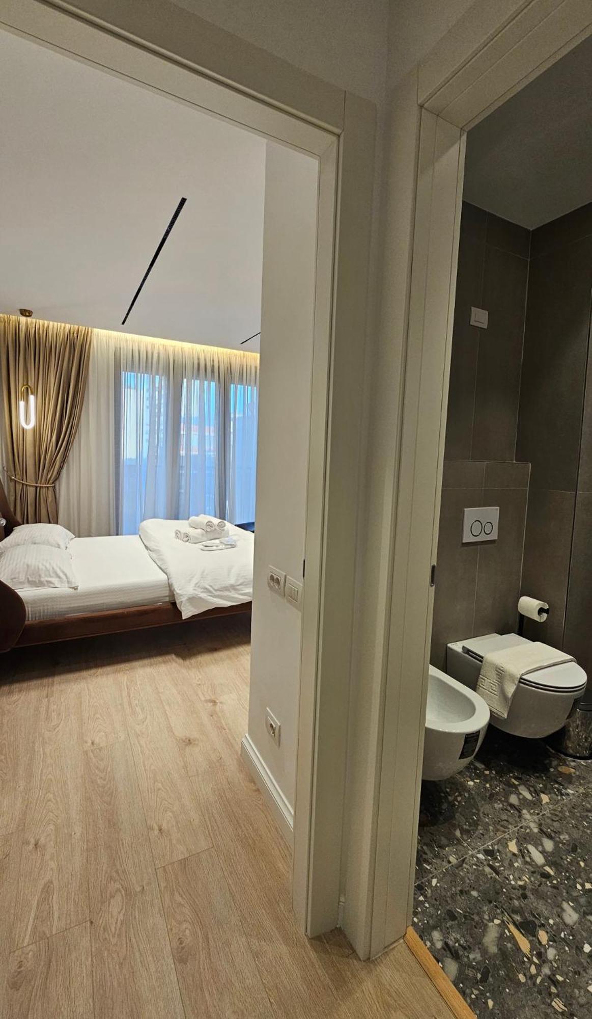 Center Apartment Easy_Luxury Tirana Bagian luar foto